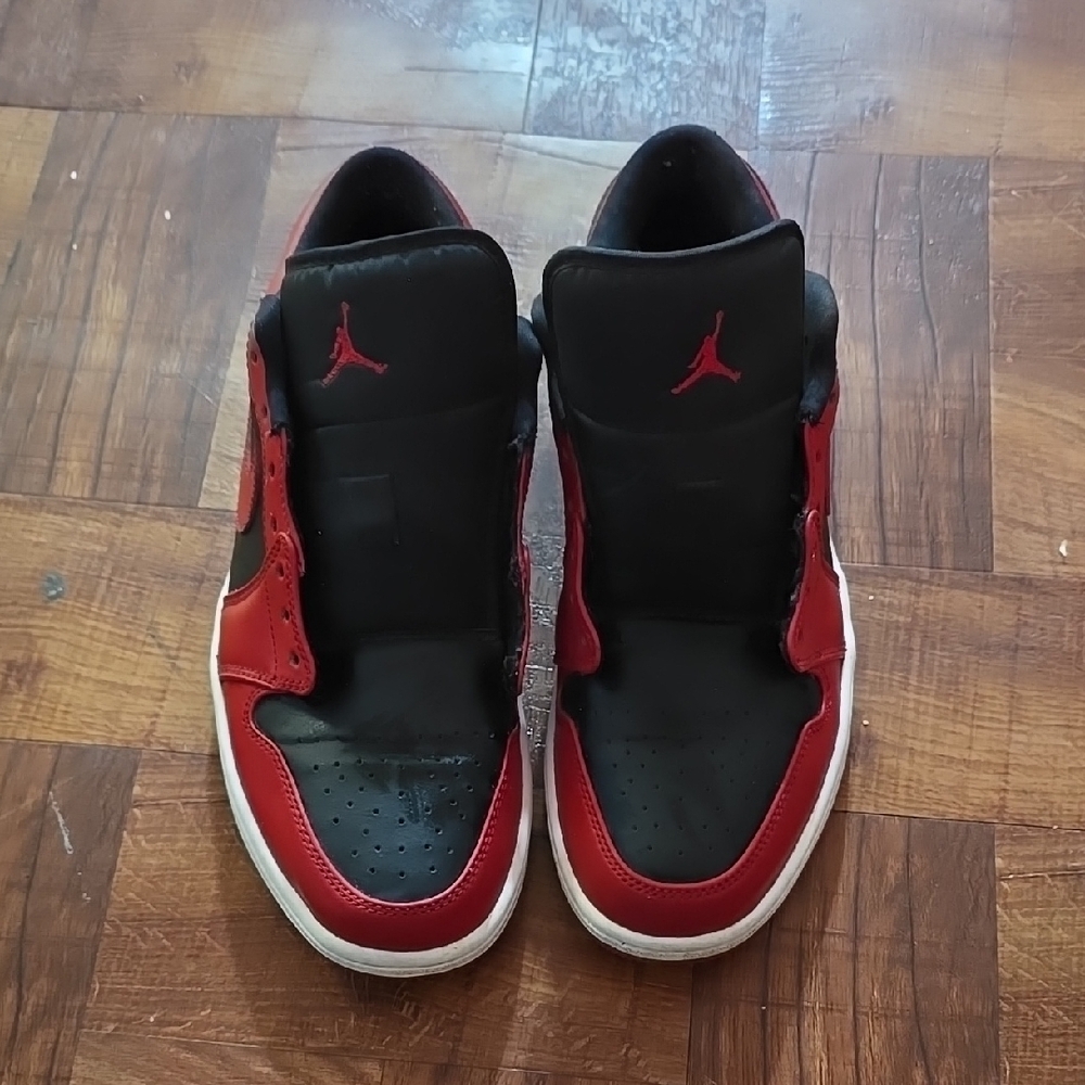 Jordan Men's Black and Red Sneakers